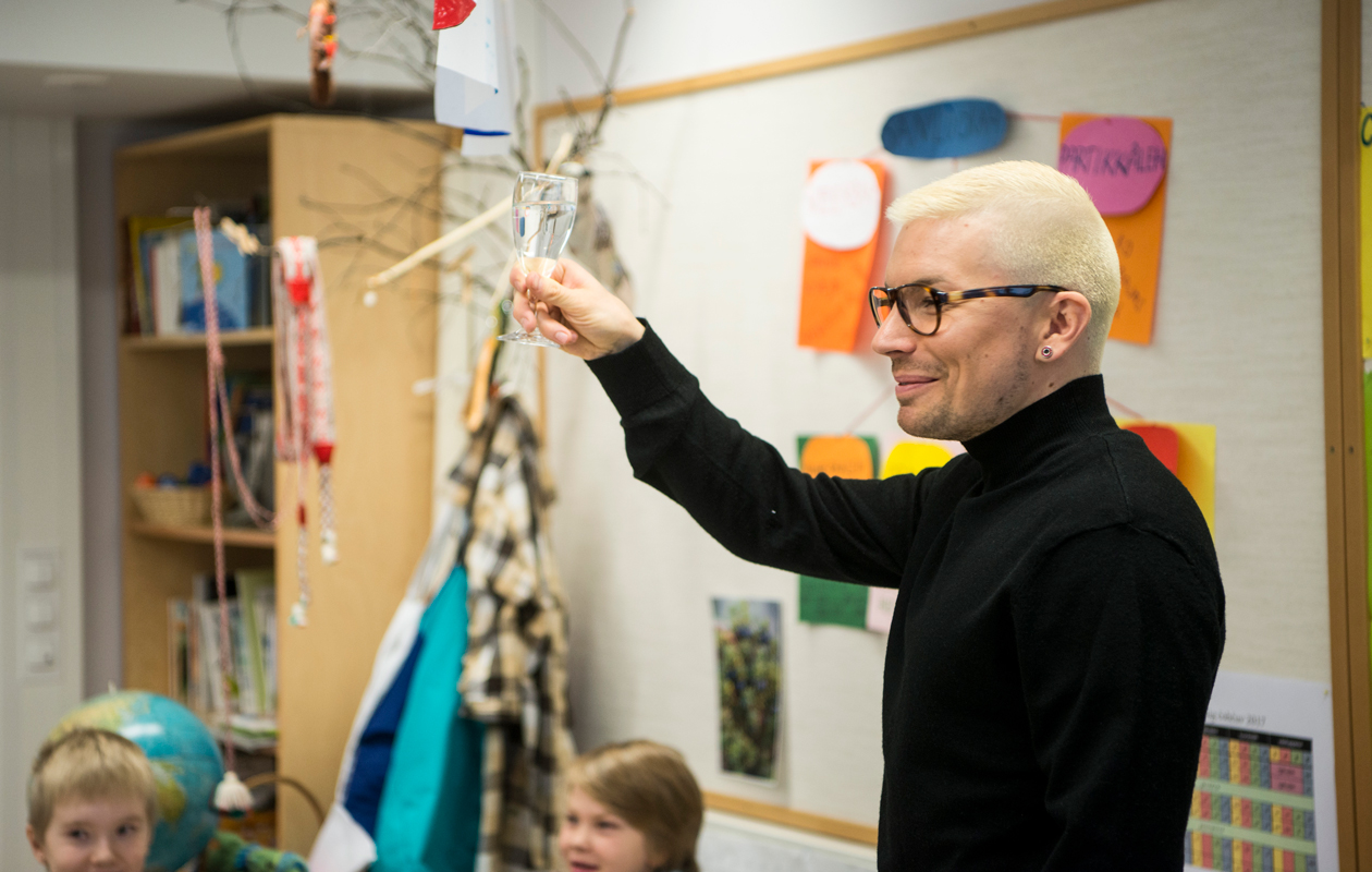 Antti Tuisku nostaa maljan reilulle luokalle