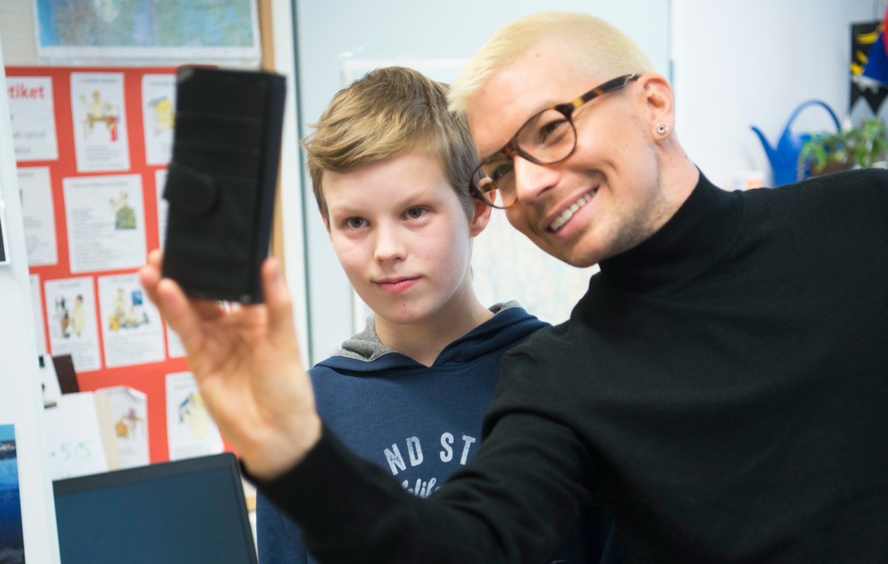 Antti Tuisku ottaa selfien oppilaan kanssa