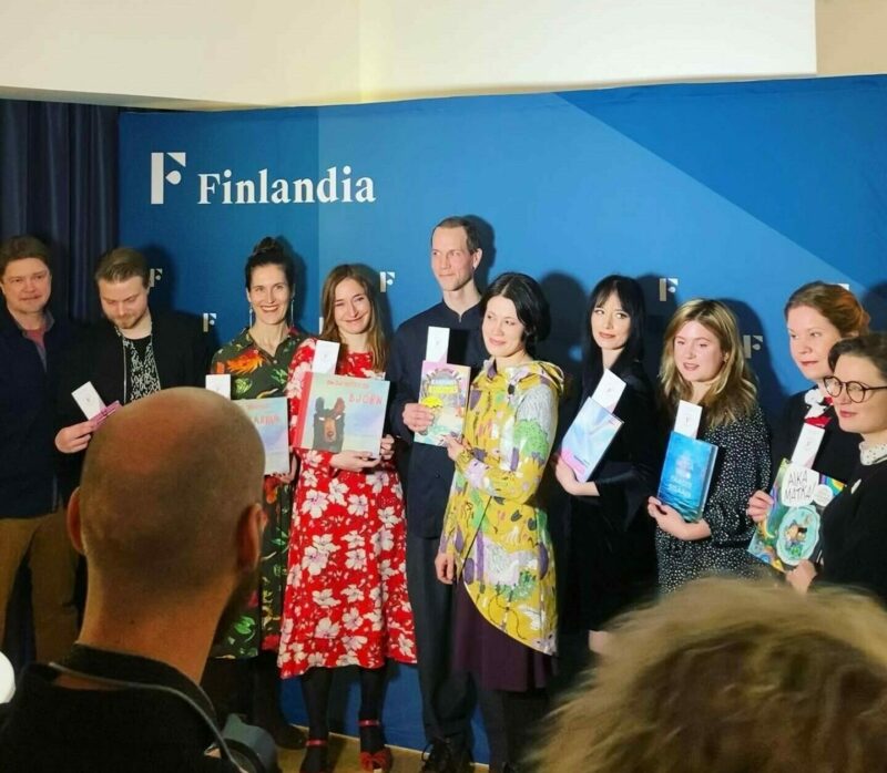 Lasten- ja nuortenkirjallisuuden Finlandia-palkinnon ehdokkaat yhteiskuvassa sinisellä taustalla.