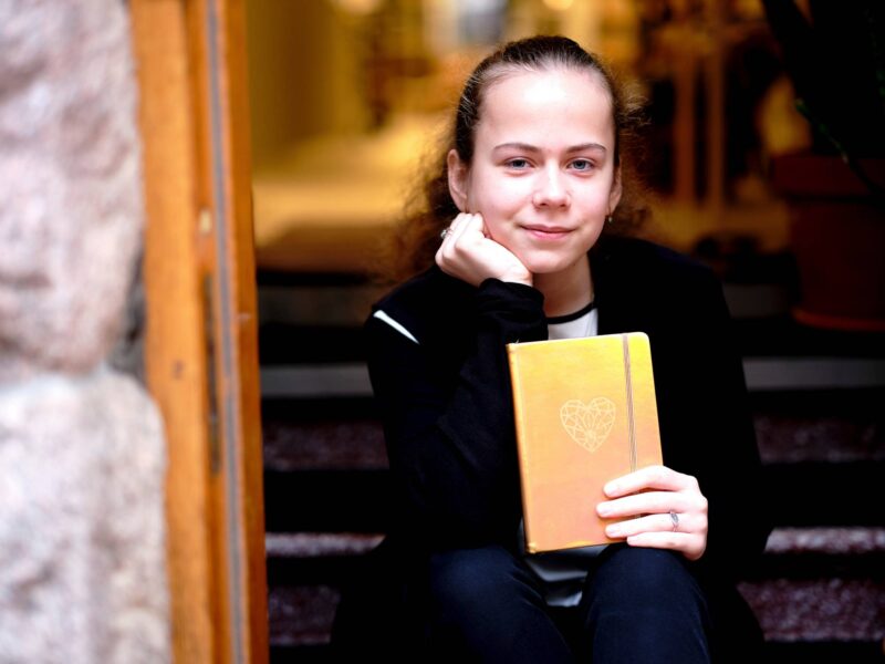 Jeva Skaletska näyttää kameralle alkuperäistä päiväkirjaansa.