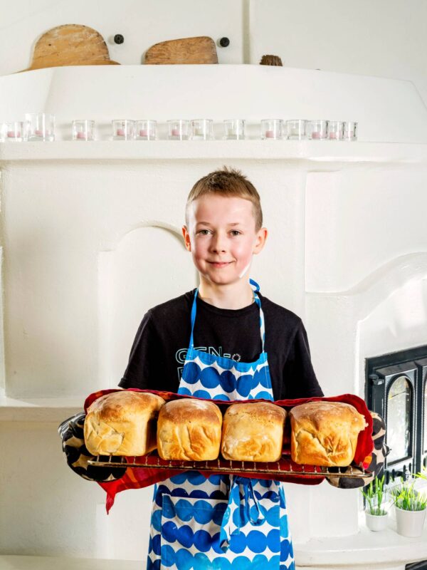 Paulus Aitto-oja pitelee valmiita leipiään.