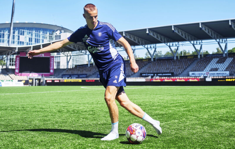 Topi Keskinen pelaa sukkasillaan jalkapalloa Bolt-areenalla.