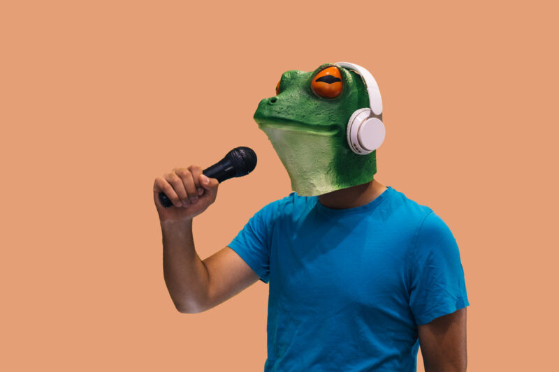 Laulaja sammakko-maskilla