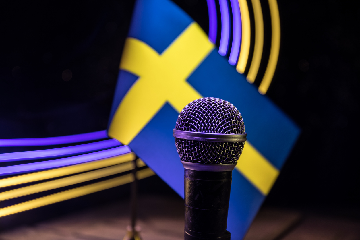 Mikrofoni ja Ruotsin lippu sen taustalla.