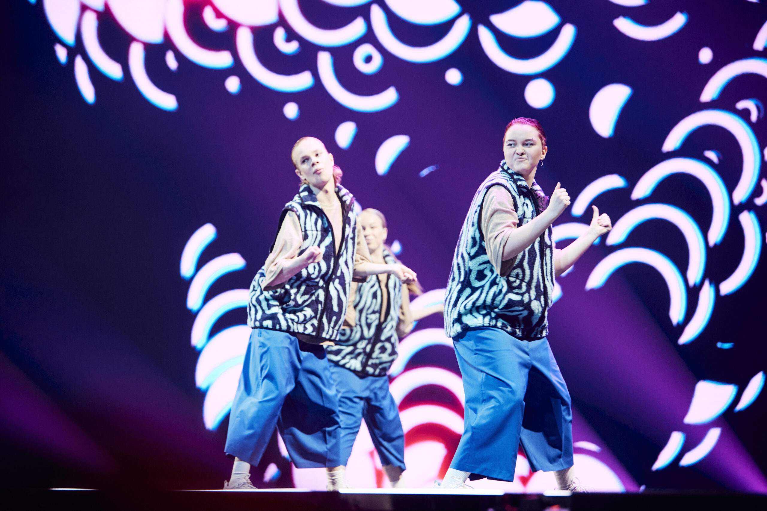 UMK preshowssa esiintyvät Moves like summeri -tanssihaasteet voittaneet tanssijat. Heillä on päällään siniset housut ja kirjavat paidat.