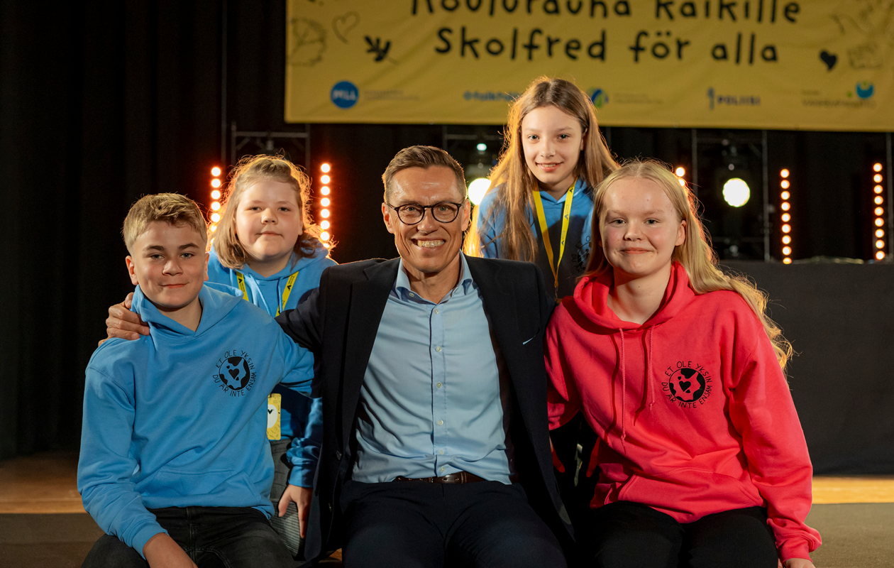 Koulurauha julistettiin Hämeenlinnassa. Kuvassa Koulurauha-ohjelmaa suunnitelleet Niilo, Elsa, Hulda ja Asta. Keskellä istuu tasavallan presidentti Alexander Stubb.